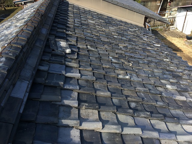 全体的な経年劣化が見られる瓦屋根